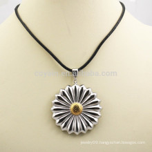 Fashion Two Tone Artificial Metal Flower Pendant Necklace For Gift